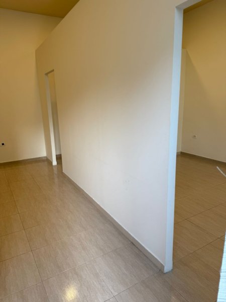 Tirane, jepet me qera zyre , 44 m² 600 € 
