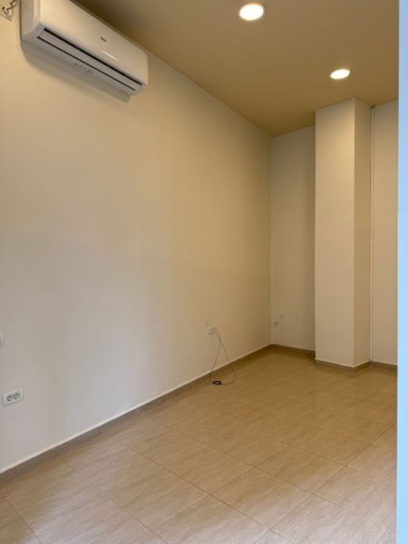 Tirane, jepet me qera zyre , 44 m² 600 € 