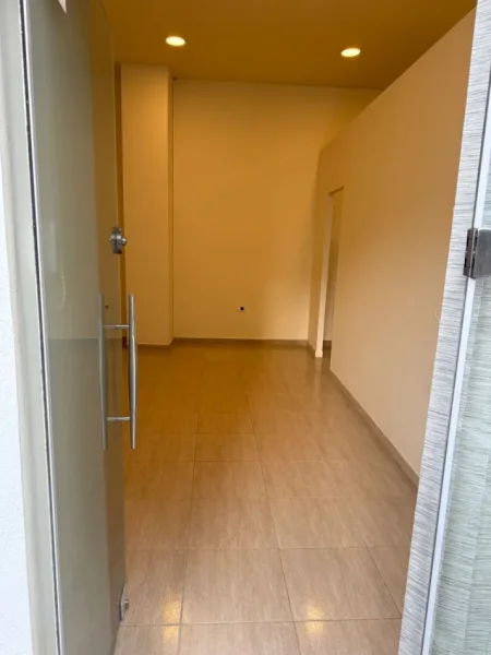 Tirane, jepet me qera zyre , 44 m² 600 € 