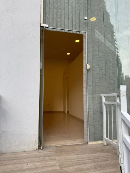 Tirane, jepet me qera zyre , 44 m² 600 € 