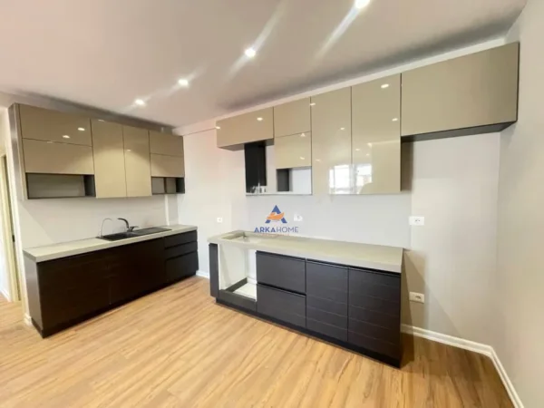 Tirane, shitet apartament 2+1+Ballkon Kati 9, 95 m² 135.000 € (RRUGA SABRI PREVEZA, UNAZE E RE)