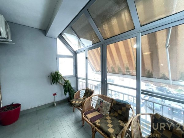 Tirane, jepet me qera apartament 3+1 Kati 3, 150 m² 1.500 € (Zogu Zi)