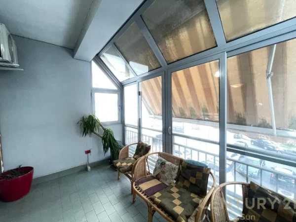 Tirane, jepet me qera apartament 3+1 Kati 3, 150 m² 1.500 € (Zogu Zi)