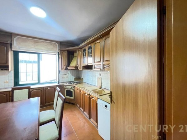 Tirane, jepet me qera apartament 3+1 Kati 3, 150 m² 1.500 € (Zogu Zi)