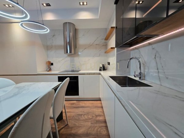 Tirane, jepet me qera apartament 2+1+Aneks+Ballkon Kati 5, 120 m² 1.500 € (Qender)