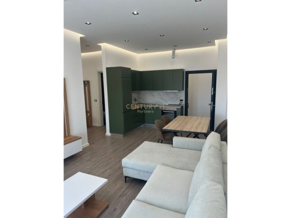 Tirane, jepet me qera apartament 2+1 Kati 8, 120 m² 575 € (Fresk)