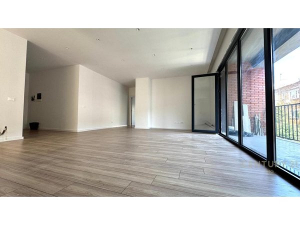 Tirane, jepet me qera zyre Kati 3, 141 m² 1.700 € (Myslym Shyri)