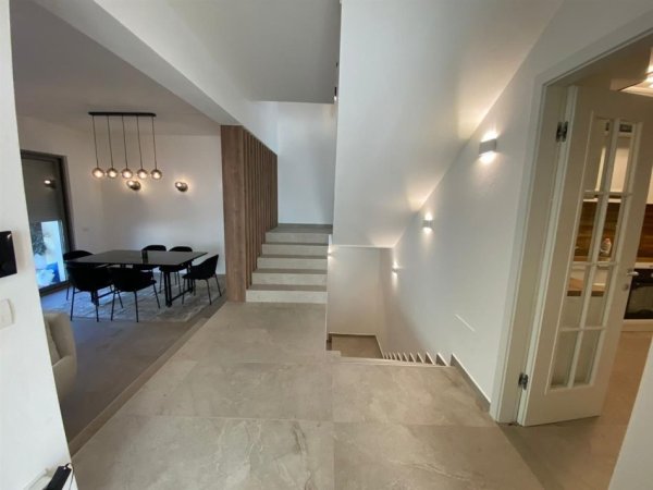 shitet Vile 2 Katshe , 265 m² 820.000 € (pallati brigadave)