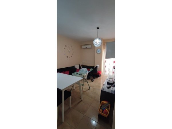 Tirane, jepet me qera apartament 2+1+Ballkon Kati 1, 60 m² 450 € (FRESKE)