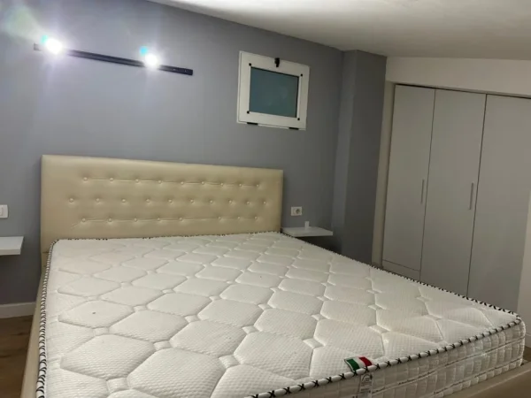 Tirane, jepet me qera apartament 1+1 , 450 m² 450 € (kodra e diellit , prane market cok)