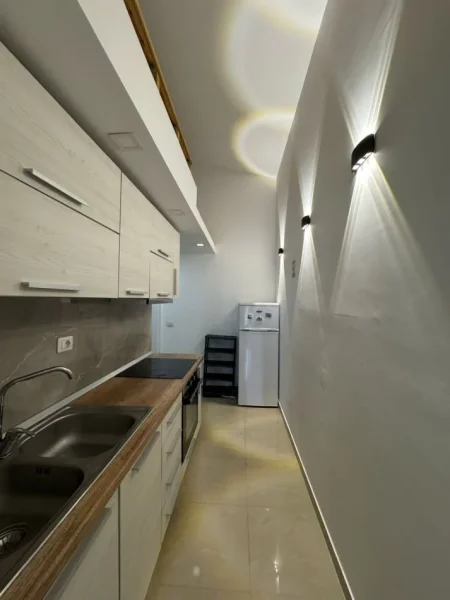 Tirane, jepet me qera apartament 2+1+Ballkon Kati 6, 75 m² 550 € (kodra e diellit prane market cok)