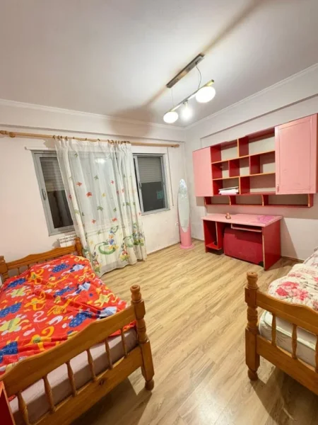 Tirane, jepet me qera apartament 2+1 Kati 3, 90 m² 500 € (Xhamia Kopshti Botanik)