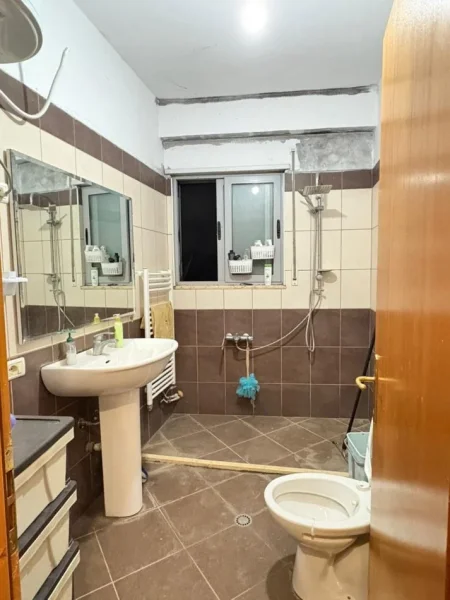 Tirane, jepet me qera apartament 2+1 Kati 3, 90 m² 500 € (Xhamia Kopshti Botanik)