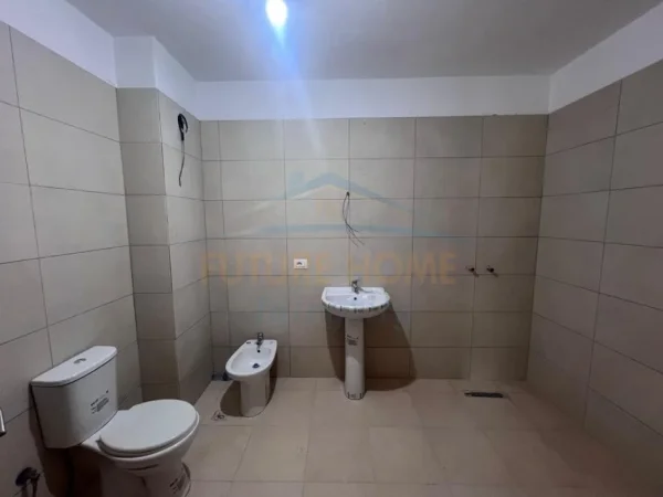 Tirane, shitet apartament 3+1 Kati 2, 135 m² 190.148 € (Rruga 5 Maji)