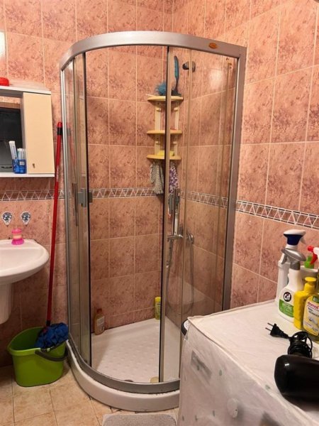 Tirane, jepet me qera apartament 2+1+Ballkon Kati 8, 75 m² 660 € (komuna e parisit prane kristal center)