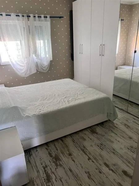 Tirane, jepet me qera apartament 2+1+Ballkon Kati 8, 75 m² 660 € (komuna e parisit prane kristal center)