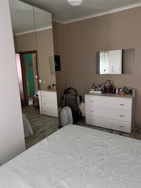 Tirane, jepet me qera apartament 2+1+Ballkon Kati 8, 75 m² 660 € (komuna e parisit prane kristal center)