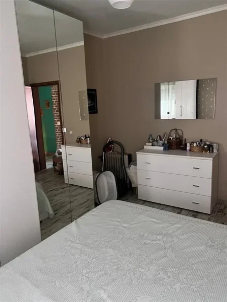 Tirane, jepet me qera apartament 2+1+Ballkon Kati 8, 75 m² 660 € (komuna e parisit prane kristal center)