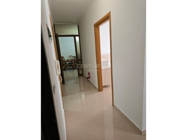 Tirane, jepet me qera apartament 2+1 Kati 8, 115 m² 650 € (Rrugën &quot;5 Maj&quot;, pranë Shkollës &quot;Tirana Jonë)