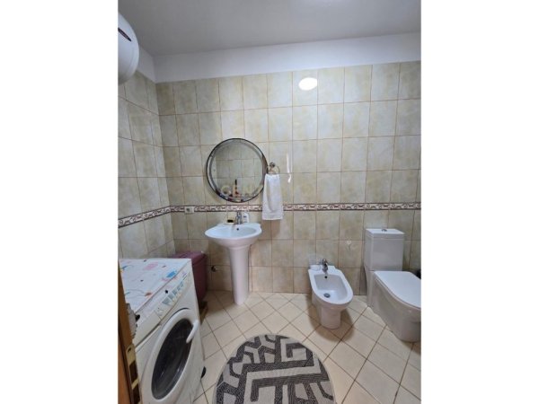 Tirane, jepet me qera apartament 2+1 Kati 8, 115 m² 650 € (Rrugën &quot;5 Maj&quot;, pranë Shkollës &quot;Tirana Jonë)