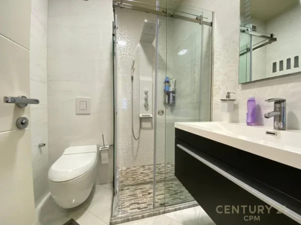 Tirane, jepet me qera apartament 2+1 Kati 5, 121 m² 1.500 € (Bllok)