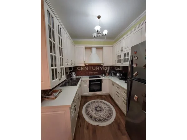 Tirane, shitet apartament 2+1 Kati 3, 79 m² 139.000 € (Prane Komisariatit te Policise Rrugore)