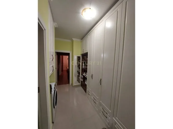 Tirane, shitet apartament 2+1 Kati 3, 79 m² 139.000 € (Prane Komisariatit te Policise Rrugore)