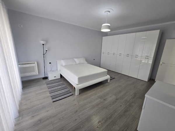 Tirane, jepet me qera apartament 3+1+Ballkon Kati 8, 120 m² 1.500 € (Kopshti Zoologjik)