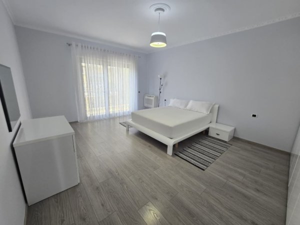 Tirane, jepet me qera apartament 3+1+Ballkon Kati 8, 120 m² 1.500 € (Kopshti Zoologjik)