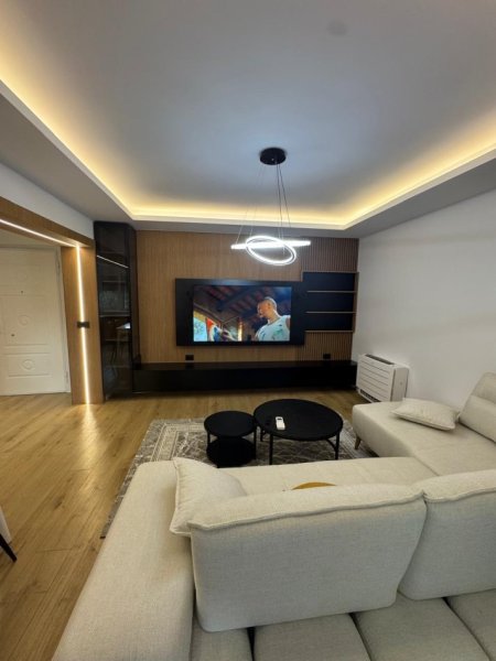 Tirane, jepet me qera apartament 1+1+Ballkon Kati 2, 900 € (Qender, Piazza)