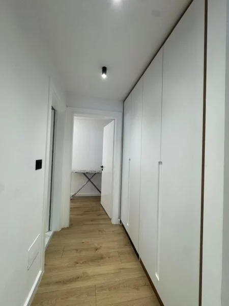 Tirane, jepet me qera apartament 1+1+Ballkon Kati 2, 900 € (Qender, Piazza)