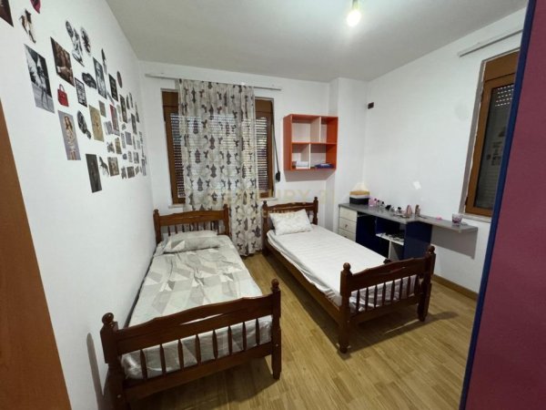 Tirane, jepet me qera apartament 2+1 Kati 3, 154 m² 500 € (LAPRAKE)