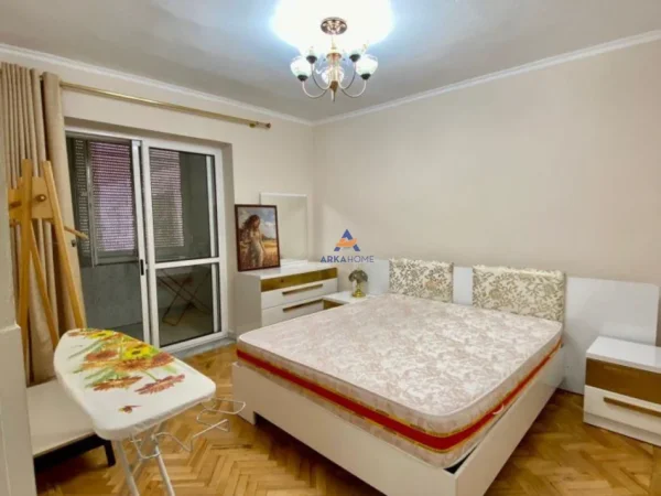 Tirane, jepet me qera apartament 2+1+Ballkon Kati 2, 86 m² 700 € (RRUGA FORTUZI)