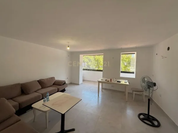 Tirane, jepet me qera zyre Kati 2, 75 m² 800 € (Ministria e jashtme)
