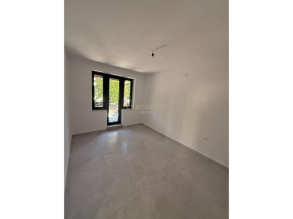 Tirane, jepet me qera zyre Kati 2, 75 m² 800 € (Ministria e jashtme)