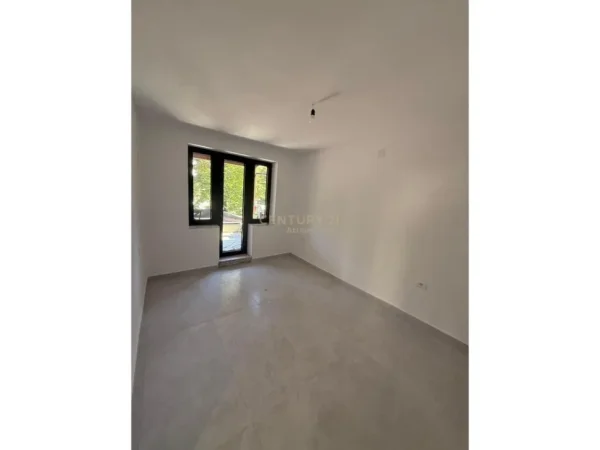 Tirane, jepet me qera zyre Kati 2, 75 m² 800 € (Ministria e jashtme)