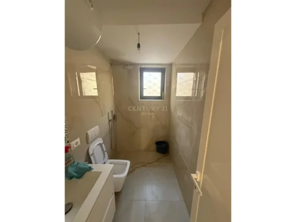 Tirane, jepet me qera zyre Kati 2, 75 m² 800 € (Ministria e jashtme)