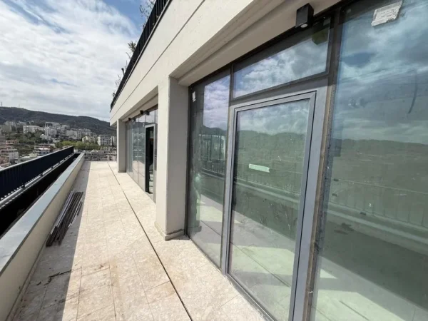 Tirane, jepet me qera zyre Kati 15, 233 m² 4.000 € (Lake View)