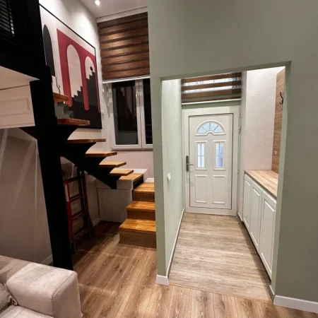 Tirane, shitet apartament duplex 1+1 Kati 0, 55 m² 105.000 € (pallati me Shigjeta)