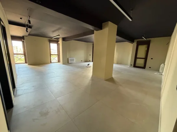 Tirane, jepet me qera zyre Kati 8, 140 m² 2.000 € (QENDER)