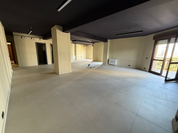 Tirane, jepet me qera zyre Kati 8, 140 m² 2.000 € (QENDER)