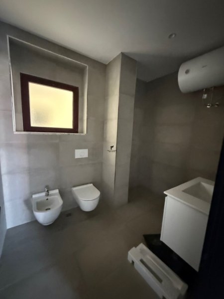 Tirane, jepet me qera zyre Kati 8, 140 m² 2.000 € (QENDER)