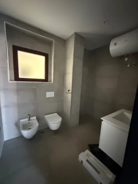 Tirane, jepet me qera zyre Kati 8, 140 m² 2.000 € (QENDER)