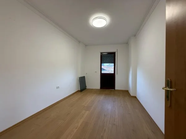 Tirane, shes apartament 2+1+Aneks+Ballkon Kati 1, 115 m² 219.000 € (Shkolla Partixani)