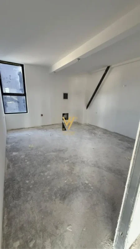 Tirane, jepet me qera magazine Kati 0, 1.000 m² 4.000 € (LAKNAS)