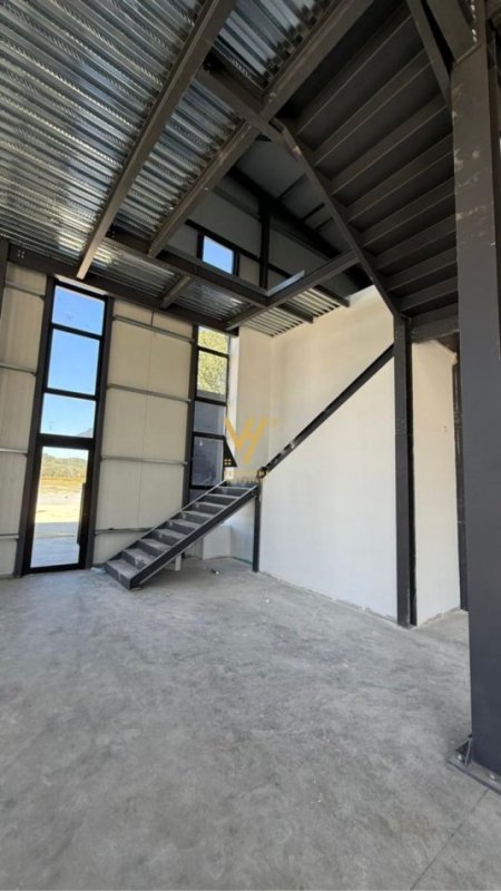 Tirane, jepet me qera magazine Kati 0, 1.000 m² 4.000 € (LAKNAS)