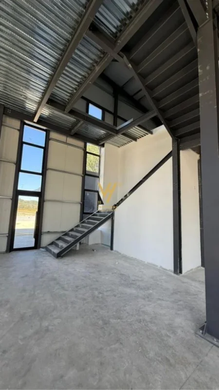 Tirane, jepet me qera magazine Kati 0, 1.000 m² 4.000 € (LAKNAS)
