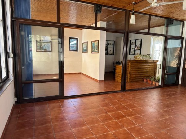 Tirane, jepet me qera ambjent biznesi Kati 2, 75 m² 800 € (Rruga e Kavajes)