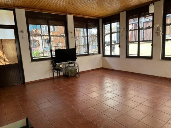 Tirane, jepet me qera ambjent biznesi Kati 2, 75 m² 800 € (Rruga e Kavajes)