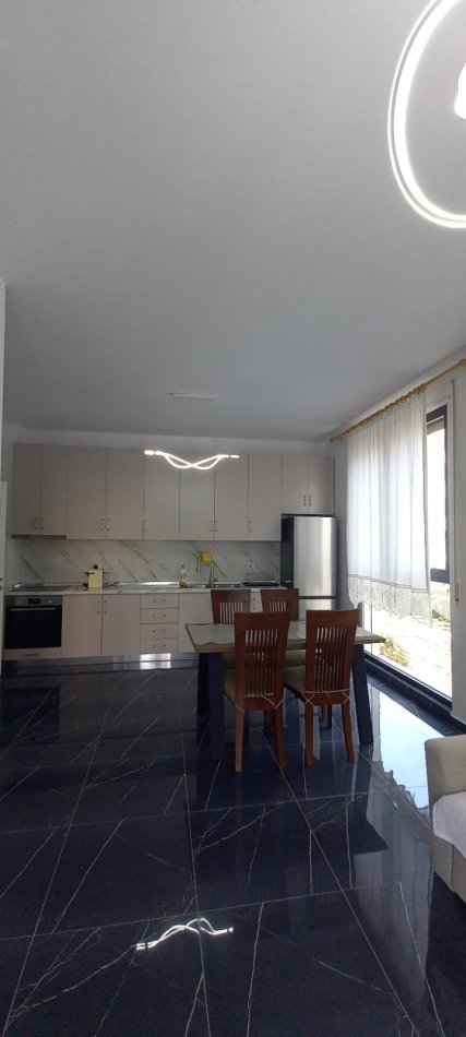 Tirane, jepet me qera apartament 2+1+Ballkon Kati 1, 98 m² 600 € (oxhaku)